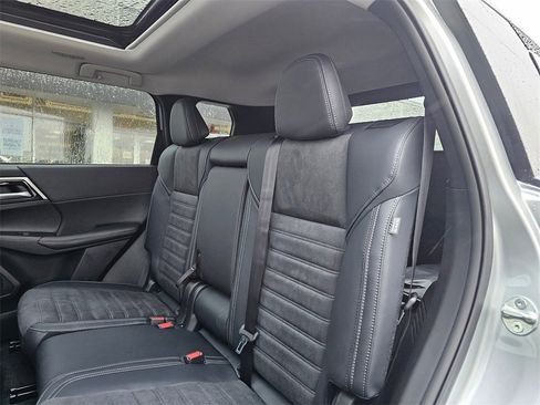 New 2025 Mitsubishi Outlander SE image 12