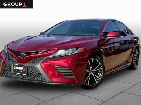 Used 2018 Toyota Camry SE w/ Moonroof Package FWD image 1