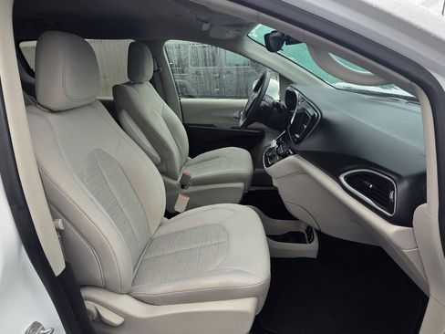 Used 2017 Chrysler Pacifica Touring Plus image 14