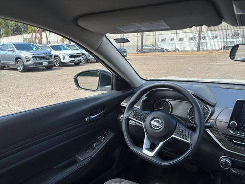 Used 2025 Nissan Altima 2.5 SV FWD image 34