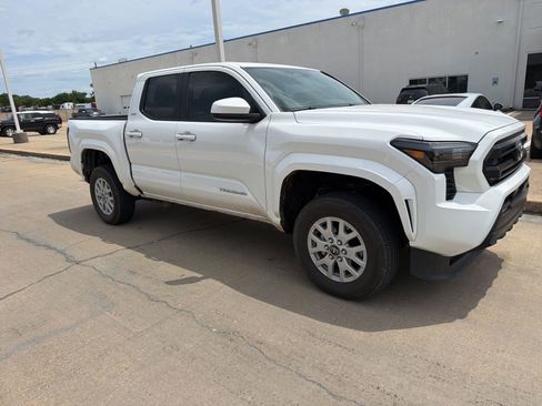 Used 2025 Toyota Tacoma SR5 RWD image 4