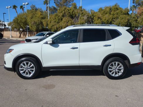 Used 2018 Nissan Rogue SV image 2