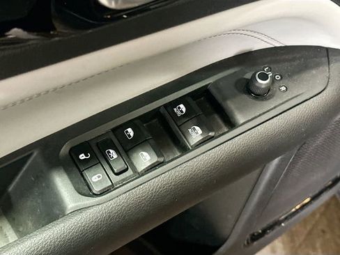 Used 2023 Jeep Compass Limited image 18