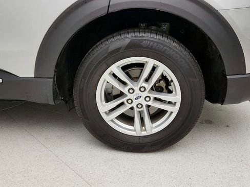 Used 2023 Ford Explorer XLT w/ Equipment Group 202A image 9