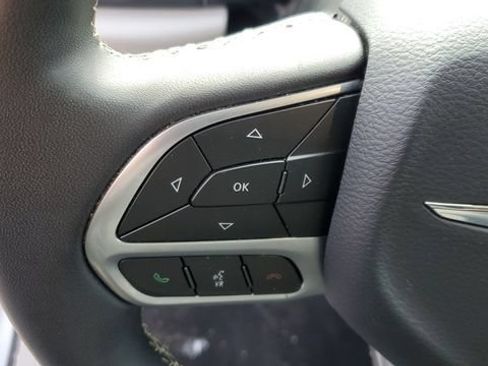 Used 2024 Chrysler Pacifica Touring-L FWD image 11