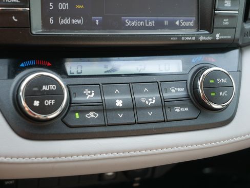 Used 2017 Toyota RAV4 XLE w/ Premium Special Value Package AWD/4WD image 23
