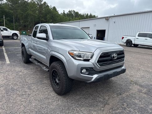 Used 2017 Toyota Tacoma SR5 RWD image 1