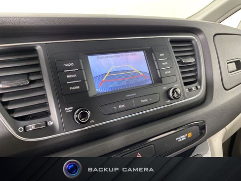 Used 2018 Kia Sedona L FWD image 2