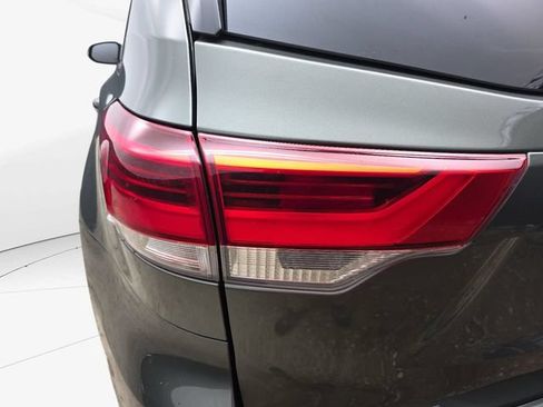 Used 2017 Toyota Highlander XLE FWD image 35
