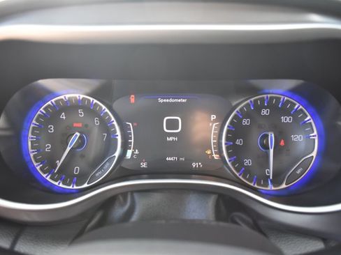 Used 2024 Chrysler Pacifica Touring-L FWD image 23