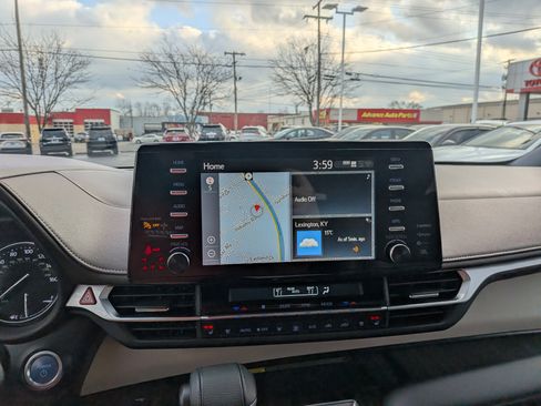 Certified 2023 Toyota Sienna Platinum image 19