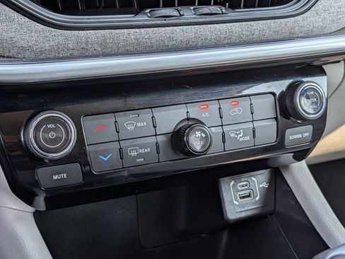 Used 2022 Jeep Compass Latitude w/ Sun and Sound Group FWD image 17