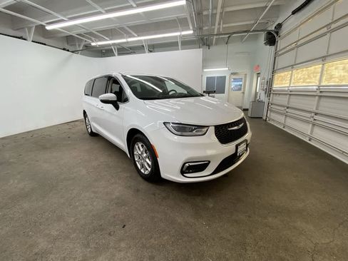 Used 2023 Chrysler Pacifica Touring-L FWD image 8