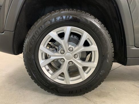 Used 2023 Jeep Grand Cherokee Limited w/ Luxury Tech Group II AWD/4WD image 11