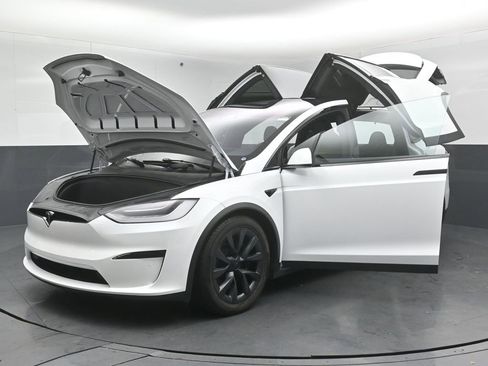 Used 2022 Tesla Model X image 49
