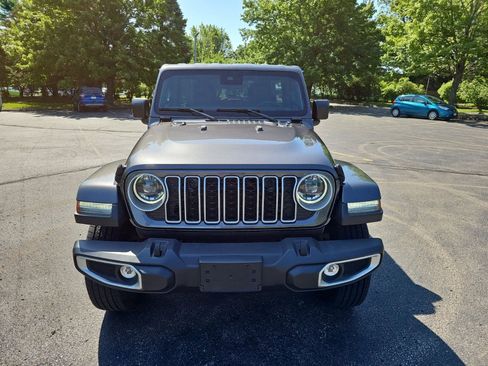 Used 2025 Jeep Wrangler Unlimited Sahara AWD/4WD image 9