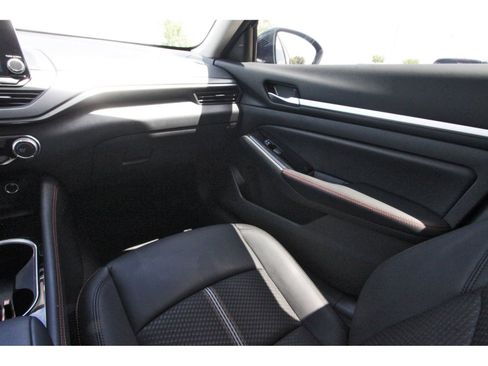 Used 2024 Nissan Altima 2.5 SR FWD image 10
