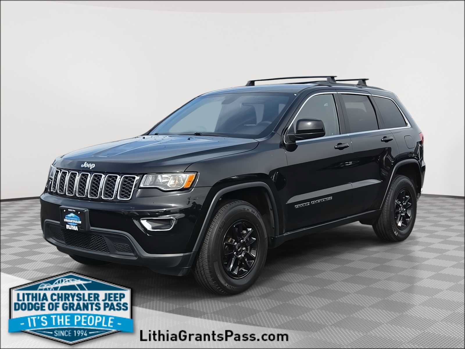 Used 2018 Jeep Grand Cherokee Laredo AWD/4WD image 1