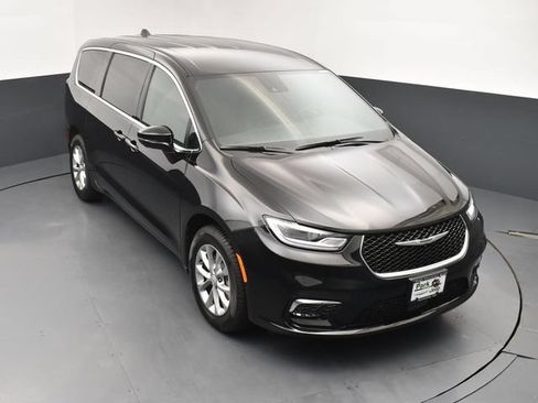 Used 2025 Chrysler Pacifica Select AWD/4WD image 14