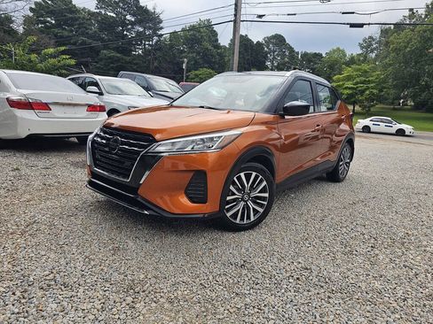 Used 2021 Nissan Kicks SV FWD image 1