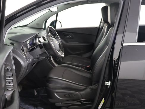 Used 2020 Chevrolet Trax LT w/ LT Convenience Package image 21
