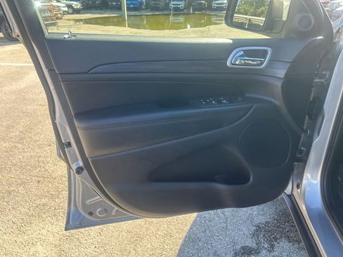 Used 2021 Jeep Grand Cherokee Laredo image 33