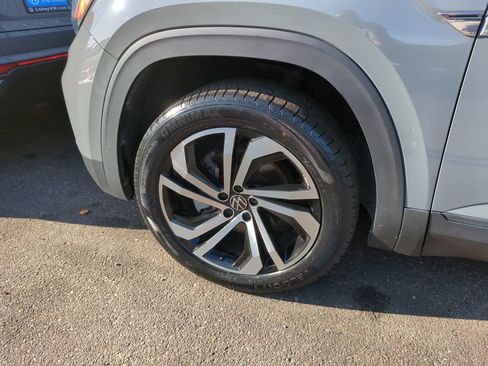 Used 2023 Volkswagen Atlas Cross Sport SE w/ Panoramic Sunroof Package FWD image 9