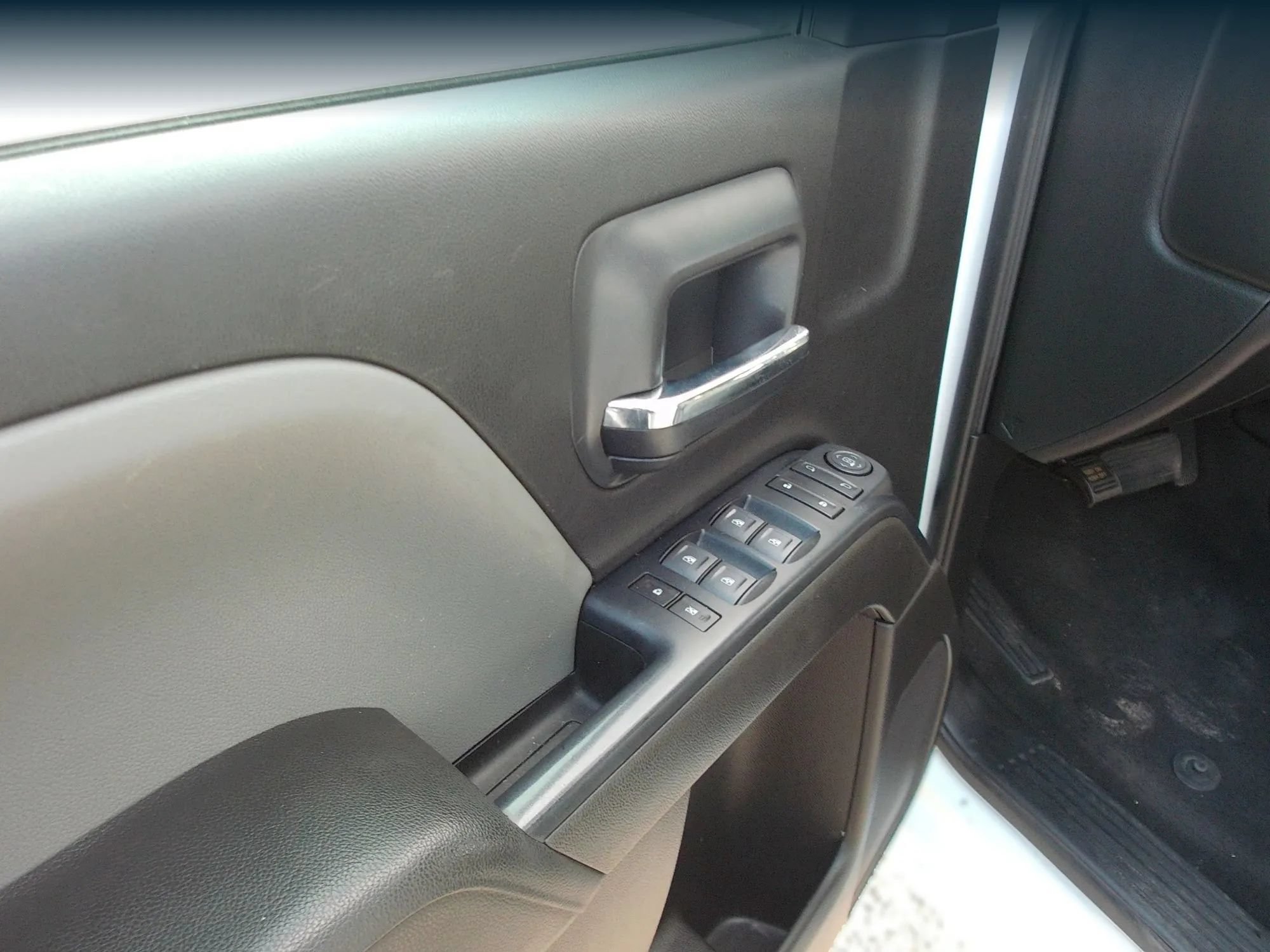 Used 2019 Chevrolet Silverado 1500 Custom w/ Custom Convenience Package AWD/4WD image 11
