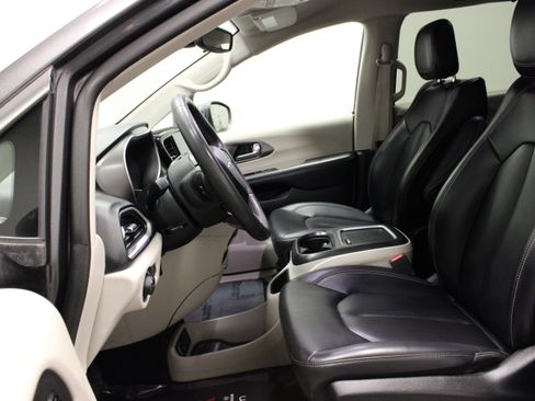 Used 2023 Chrysler Pacifica Touring-L FWD image 17