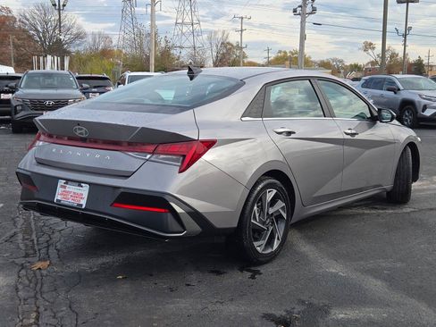 Used 2025 Hyundai Elantra SEL FWD image 12