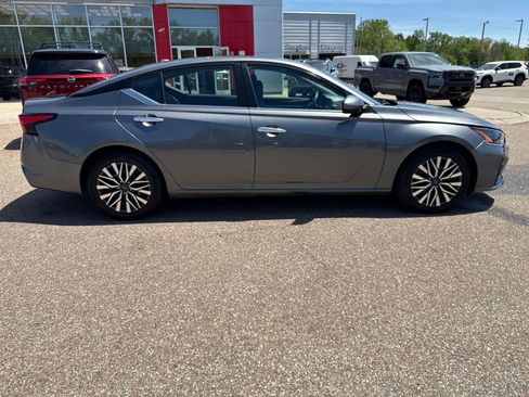 Used 2023 Nissan Altima 2.5 SV FWD image 7
