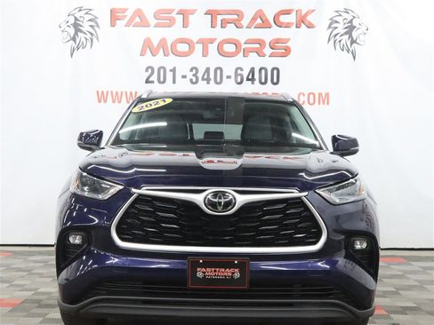 Used 2021 Toyota Highlander XLE AWD/4WD image 2