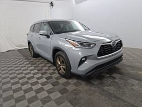 Used 2022 Toyota Highlander Bronze Edition AWD/4WD image 2
