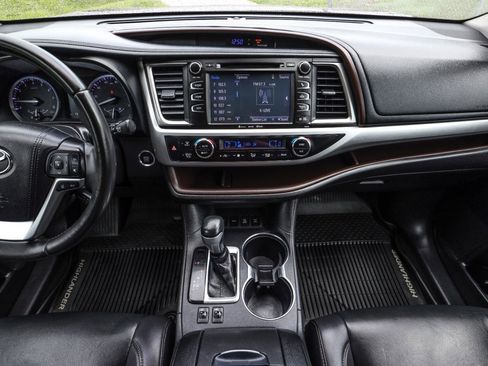 Used 2019 Toyota Highlander XLE AWD/4WD image 26