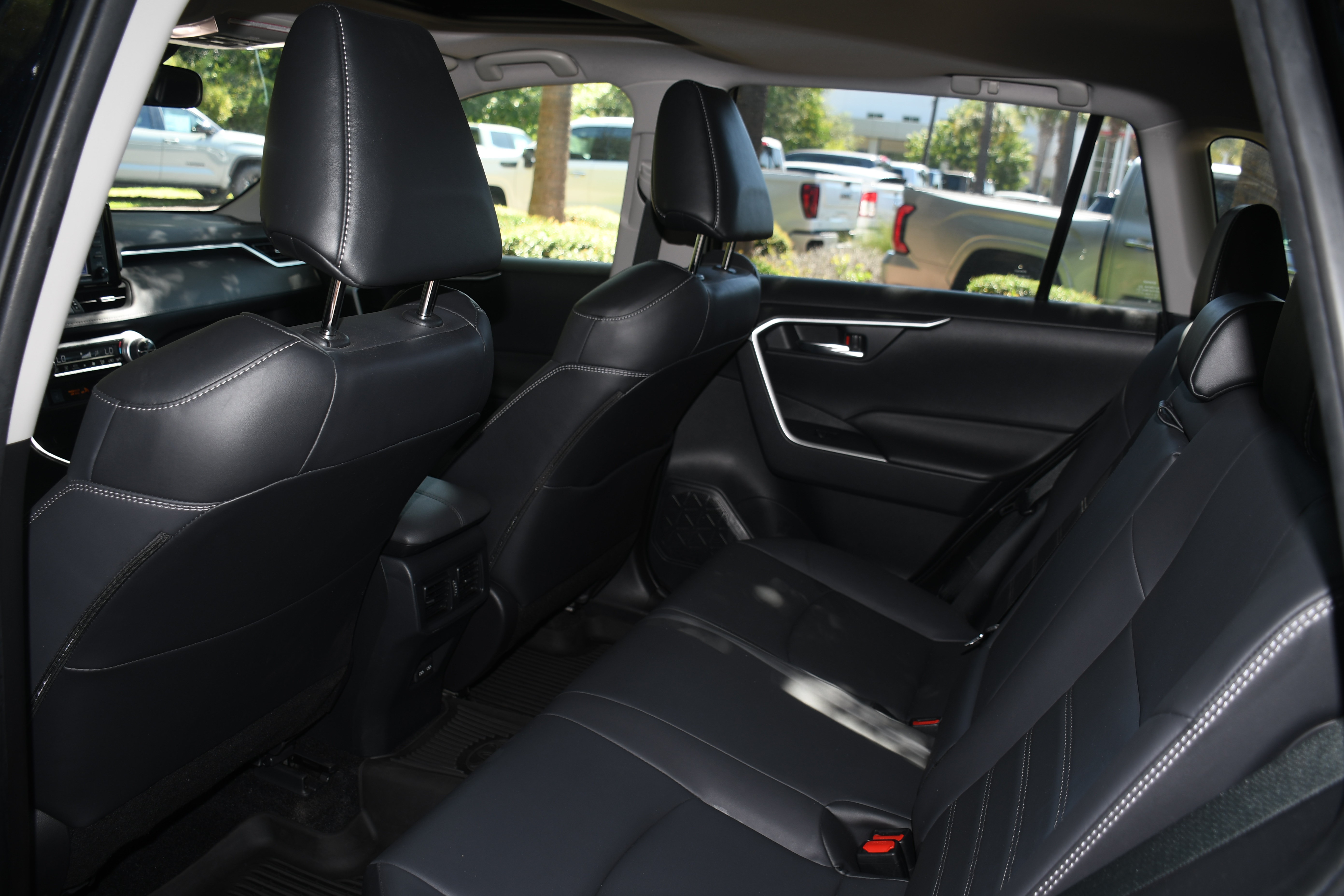 Used 2022 Toyota RAV4 XLE Premium FWD image 18
