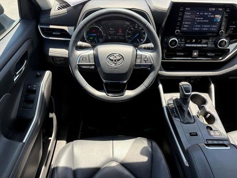 Used 2020 Toyota Highlander XLE AWD/4WD image 4