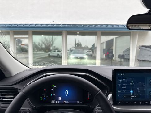 Used 2025 Ford Escape SE image 13