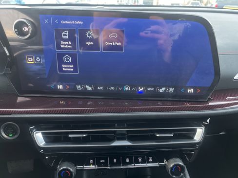 Used 2025 Chevrolet Traverse RS w/ LPO, Floor Liner Package image 32