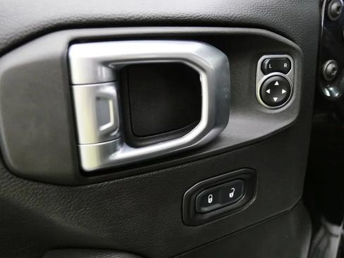 Used 2023 Jeep Gladiator Overland AWD/4WD image 13