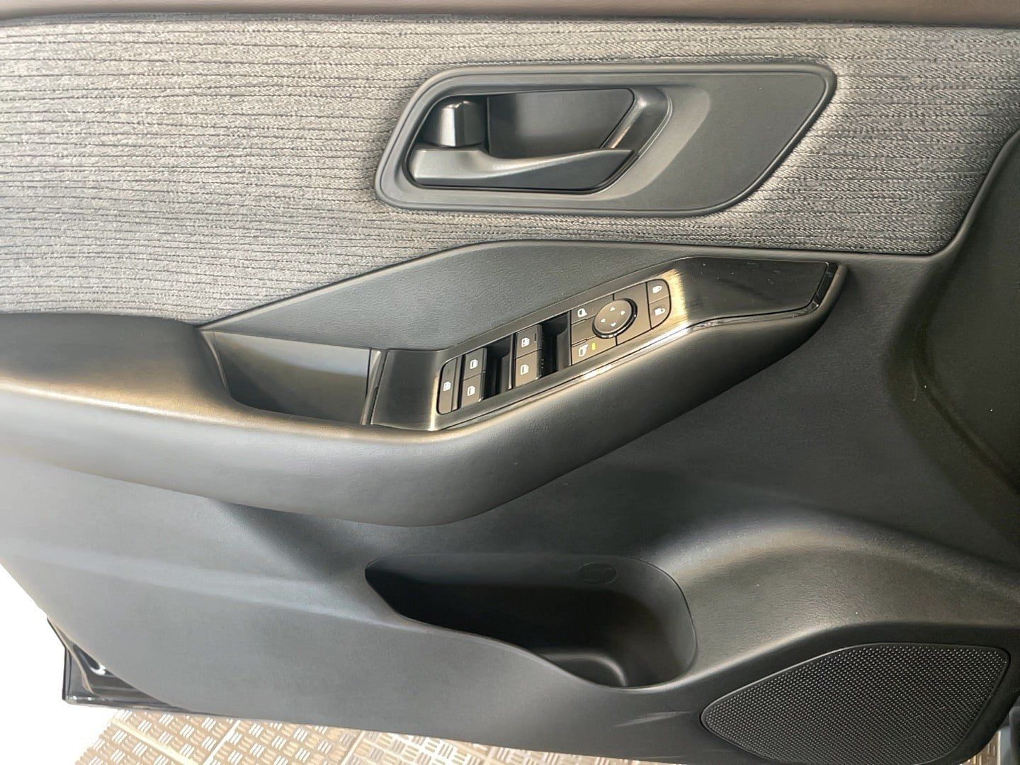 Used 2023 Nissan Rogue S AWD/4WD image 8