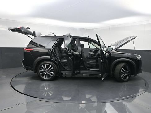 Used 2025 Nissan Pathfinder Platinum FWD image 39