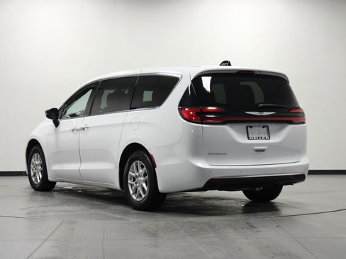 Used 2025 Chrysler Pacifica Select image 6
