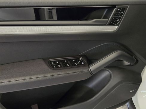 Used 2025 Porsche Cayenne Base image 14