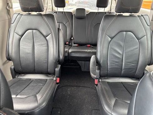 Used 2017 Chrysler Pacifica Touring-L FWD image 28
