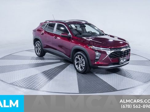 Used 2025 Chevrolet Trax LT FWD image 14