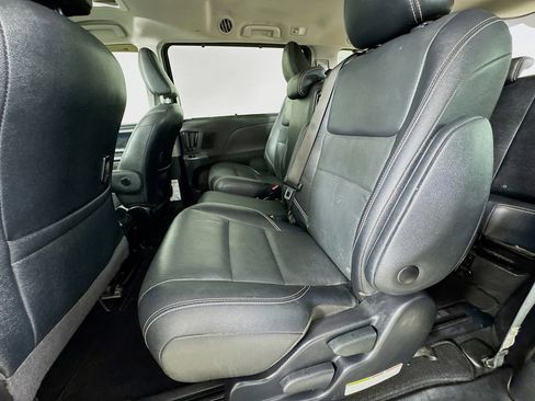 Used 2020 Toyota Sienna SE w/ SE Preferred Package image 30