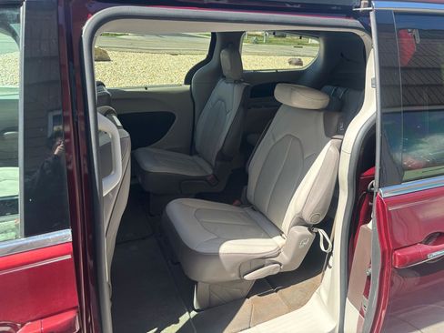 Used 2017 Chrysler Pacifica Touring-L Plus image 6