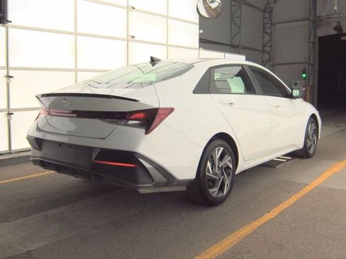 Used 2025 Hyundai Elantra Sport image 2