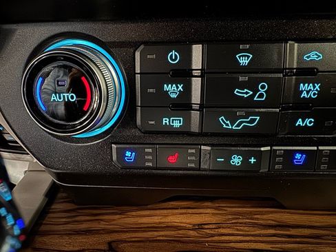 Used 2020 Ford F150 Lariat w/ Equipment Group 502A Luxury AWD/4WD image 21