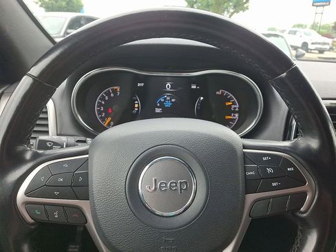 Used 2020 Jeep Grand Cherokee Altitude AWD/4WD image 19